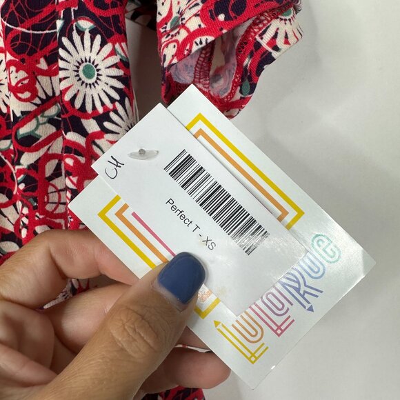 2/$24 NWT LulaRoe Perfect Tee Floral Print Red XS #A0427 TRB3 - Picture 5 of 6